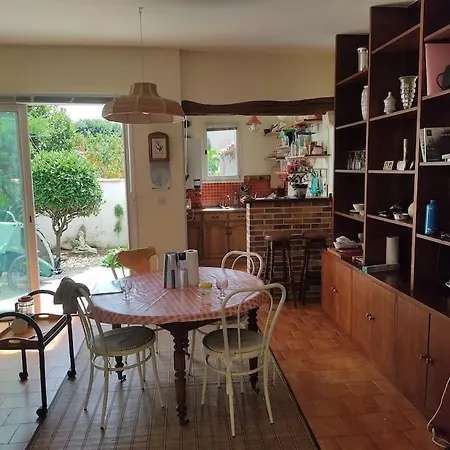 Дом отдыха La Cour Du Moulin/t3/centre-ville/wi-fi/terrasse Ла-Рошель