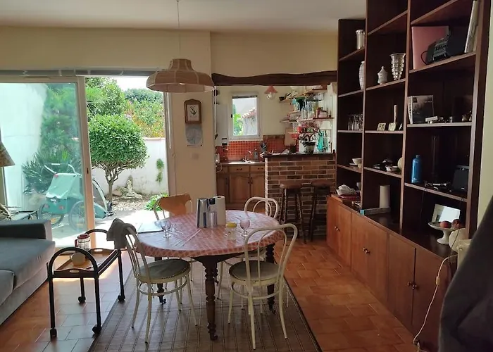 Casa de Férias La Cour Du Moulin/t3/centre-ville/wi-fi/terrasse La Rochelle (Charente-Maritime)